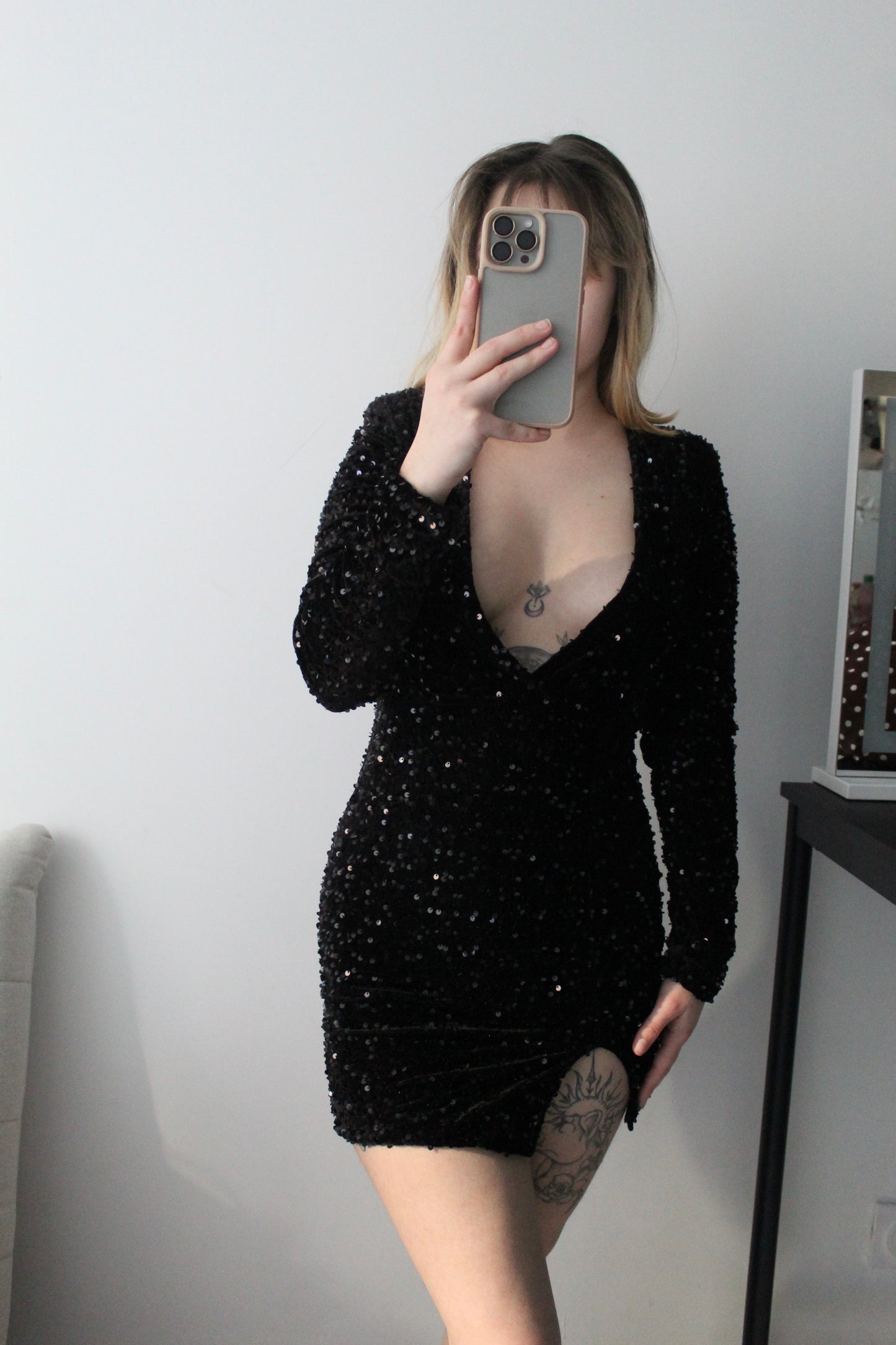 Robe courte en velours et sequins NOIR