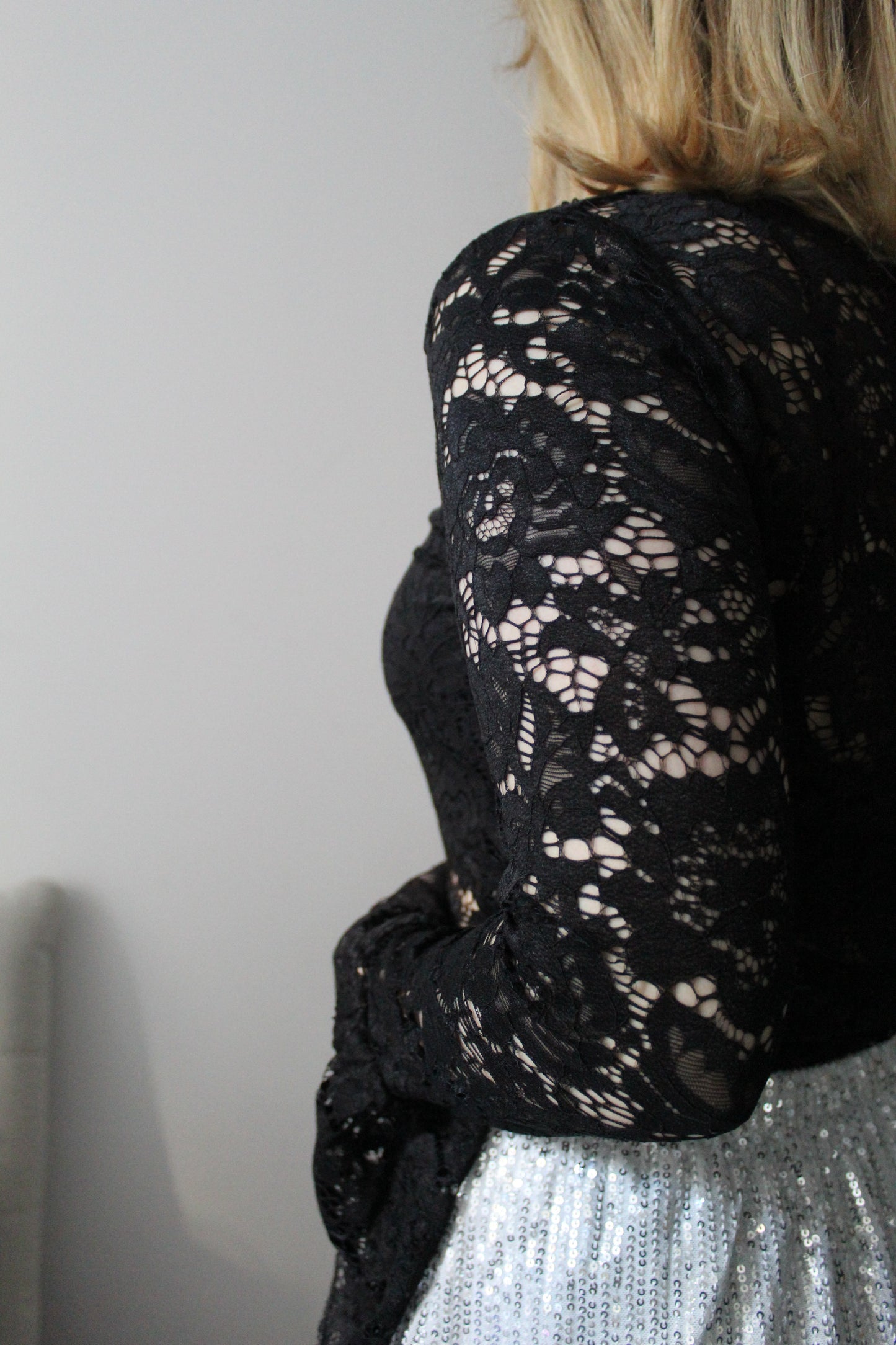 Blouse dentelle à manches évasées noire