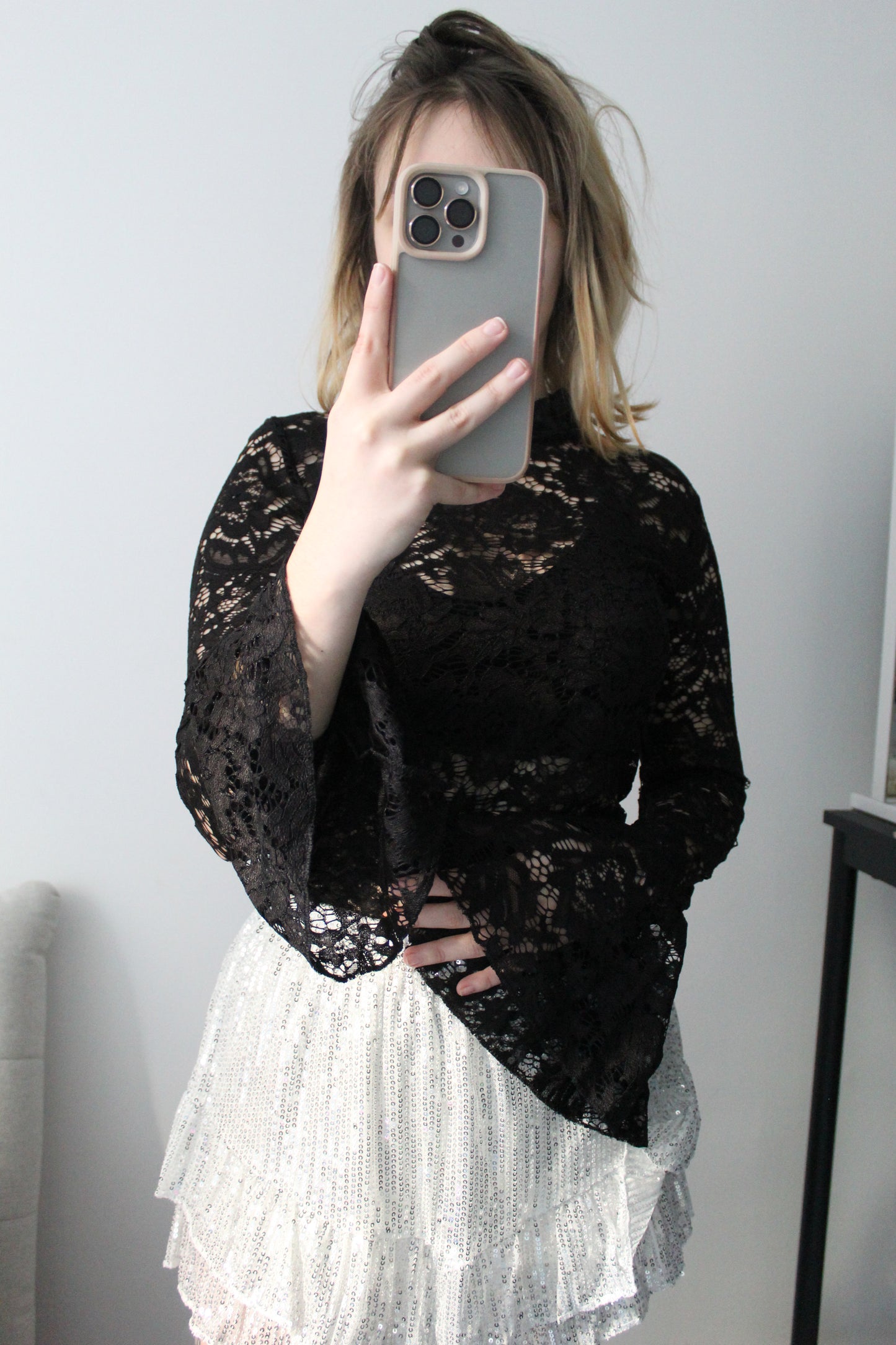 Blouse dentelle à manches évasées noire