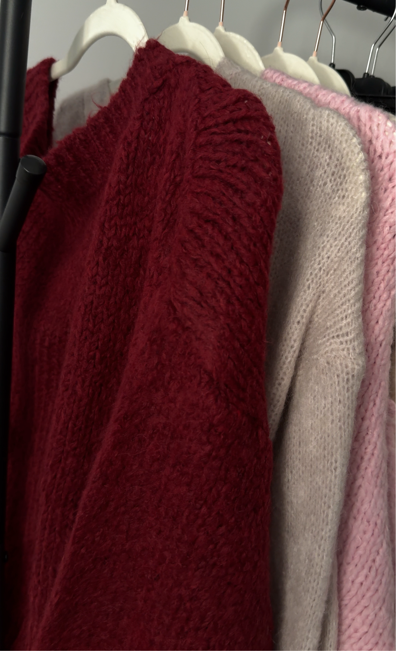 Pull épaules dénudées framboise