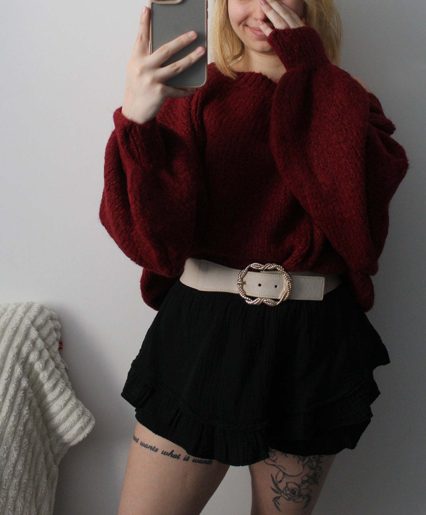 Pull épaules dénudées framboise