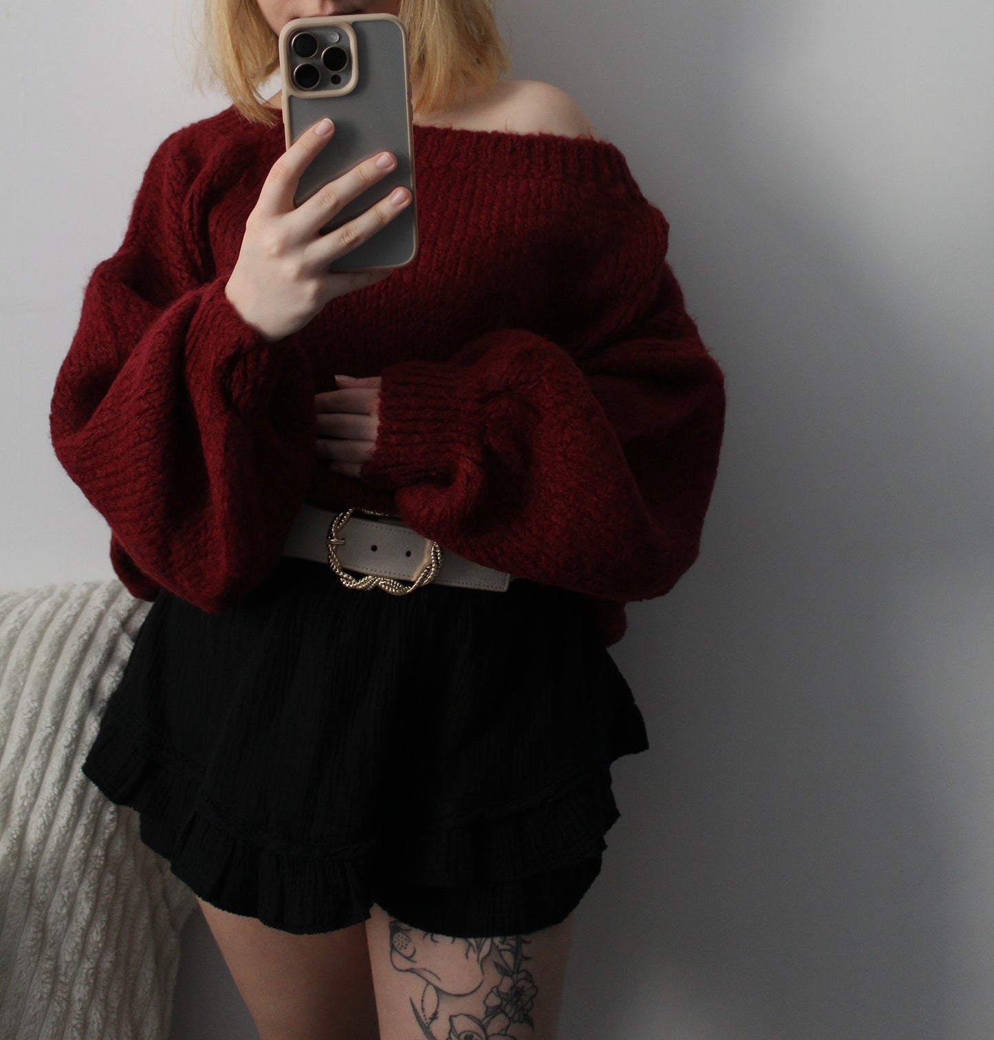 Pull épaules dénudées framboise