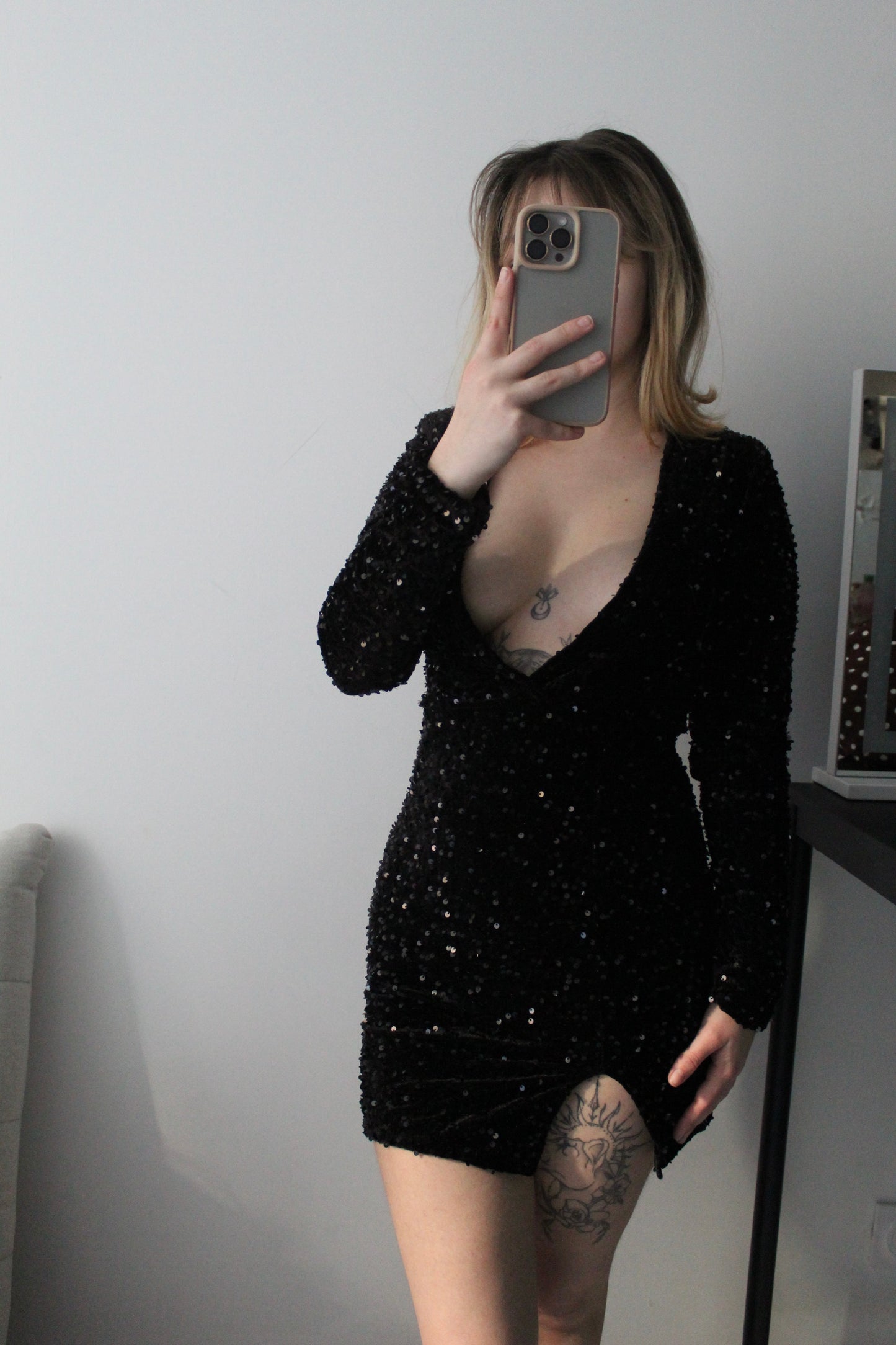 Robe courte en velours et sequins NOIR