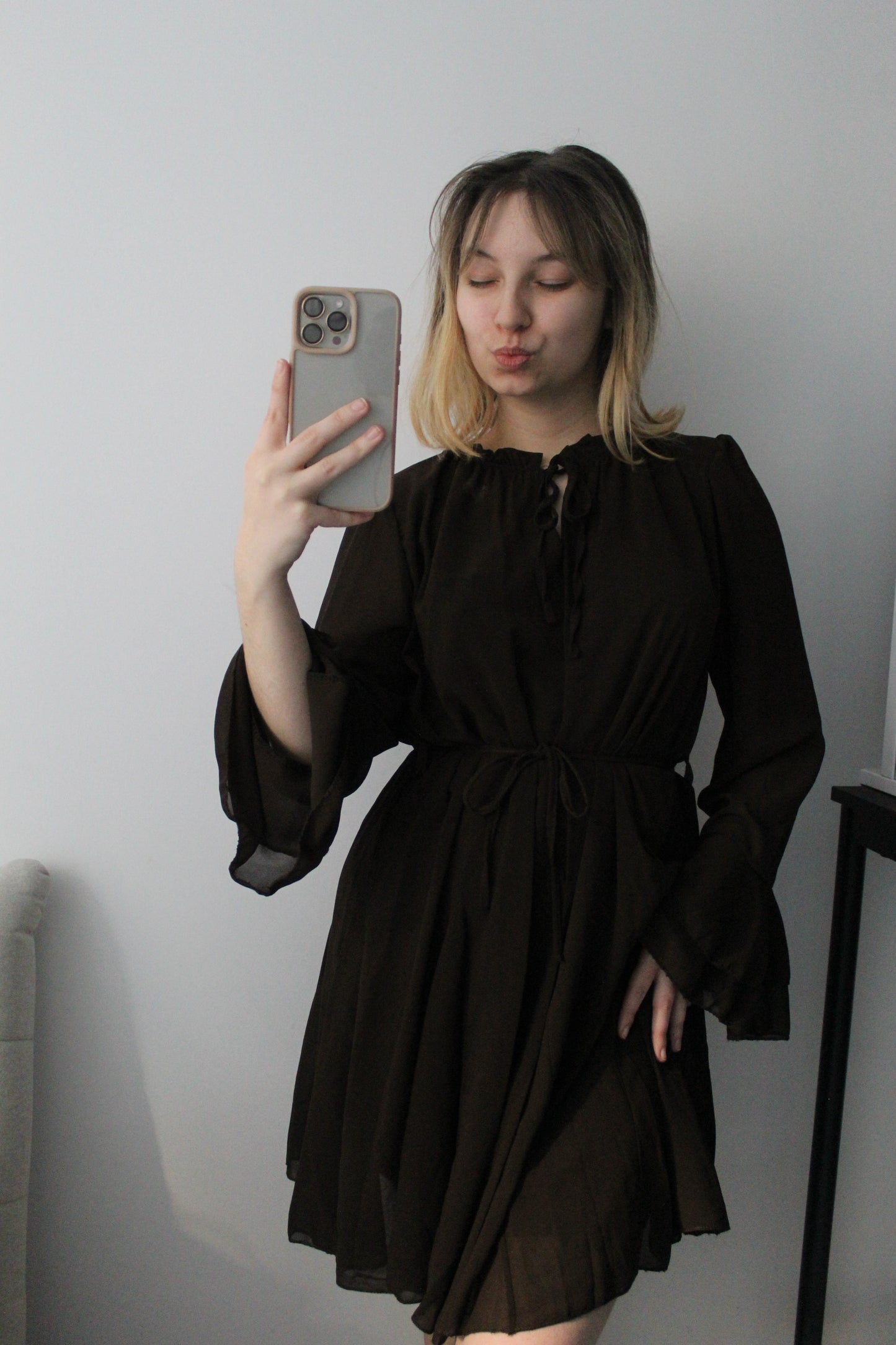 Robe marron à volants