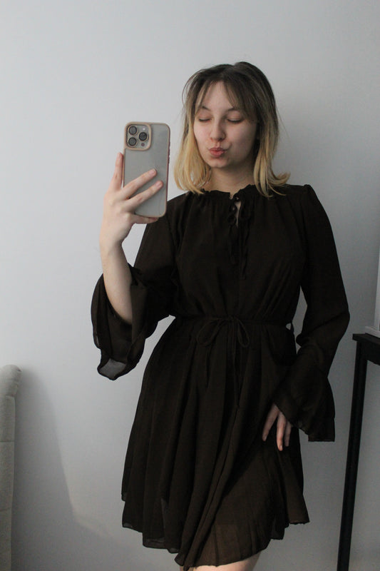 Robe marron à volants