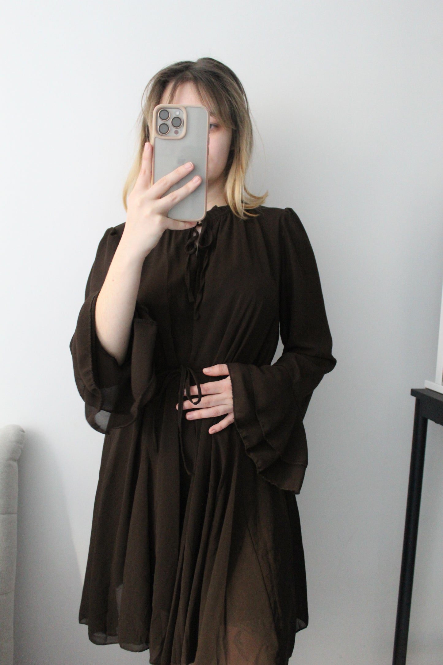 Robe marron à volants