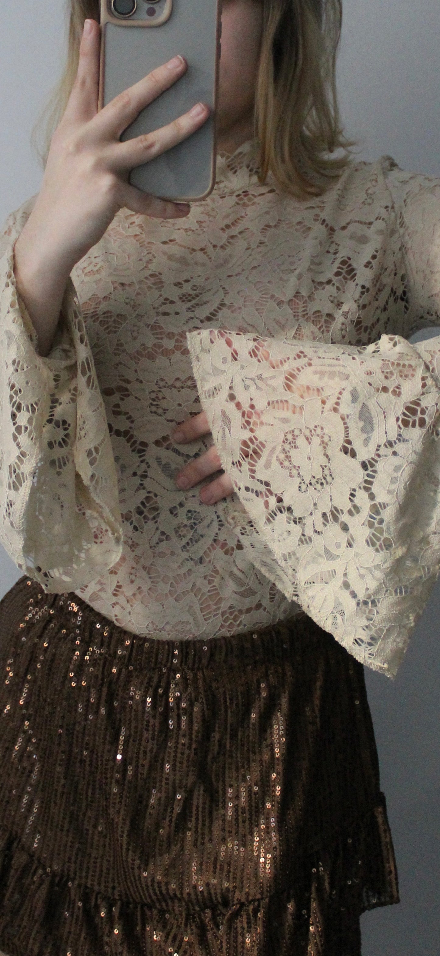 Blouse dentelle manches évasées beige