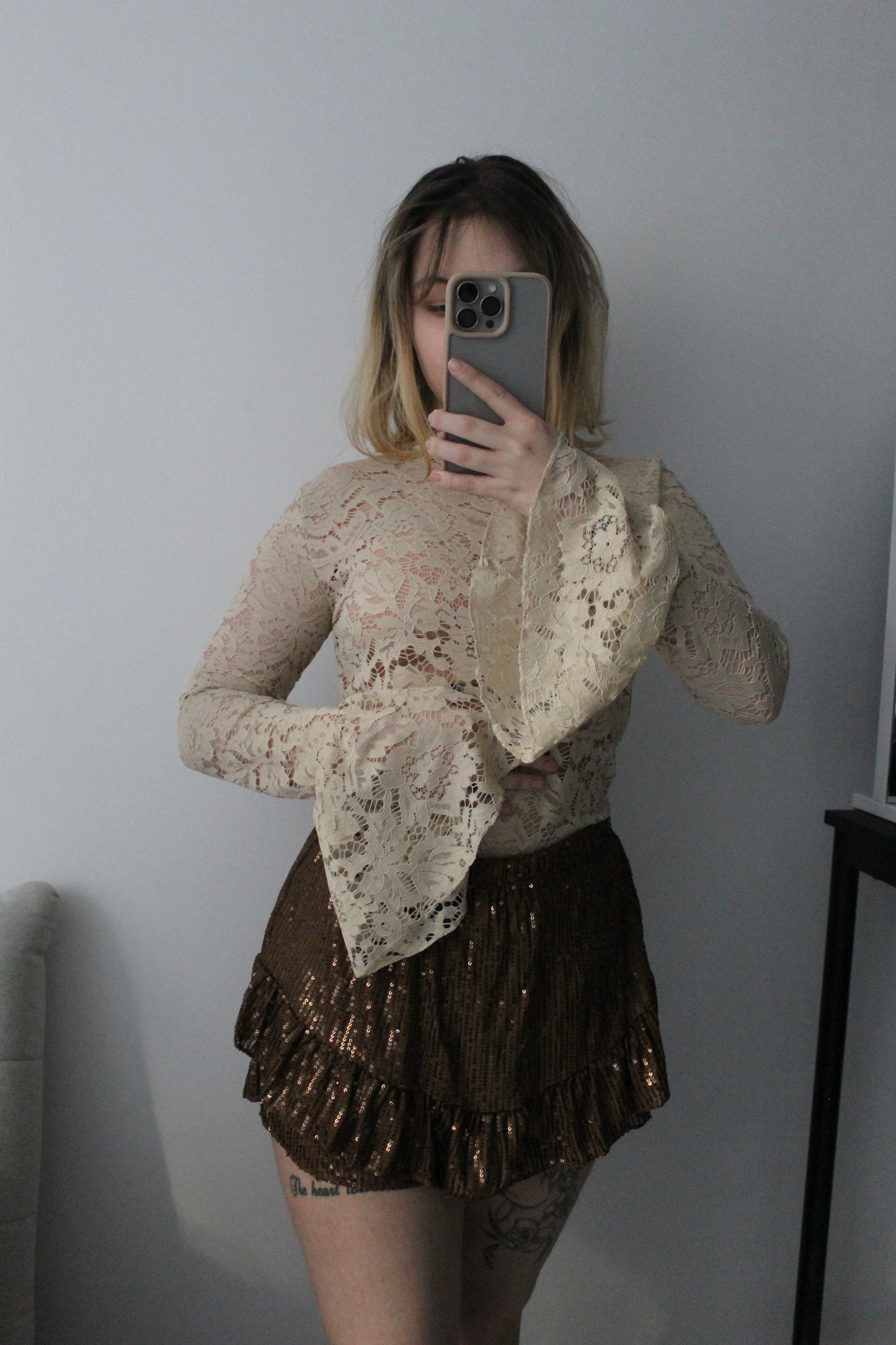 Blouse dentelle manches évasées beige